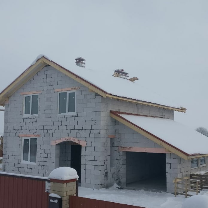 maison à deux étages en béton cellulaire