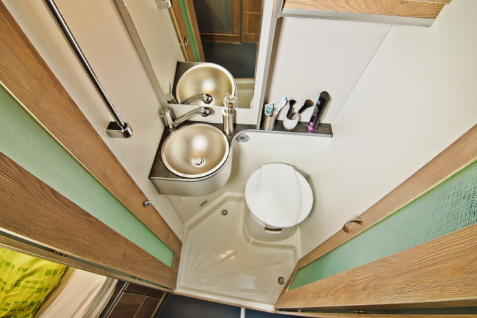 intérieur d'une salle de bain dans un camping-car