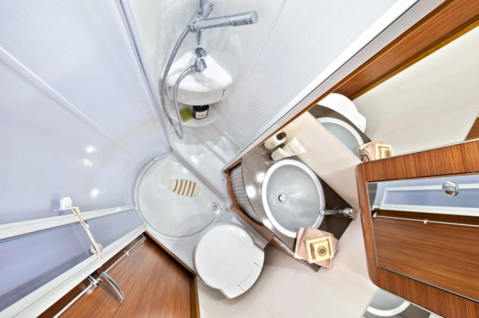 intérieur d'une salle de bain dans un camping-car