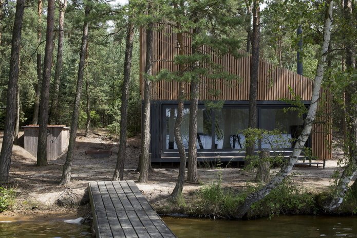 Maison dans la forêt au bord du lac