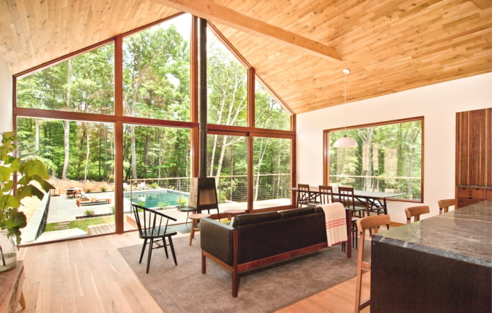 Salon avec vue sur la piscine