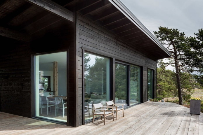 Portes et fenêtres d'une maison de style scandinave