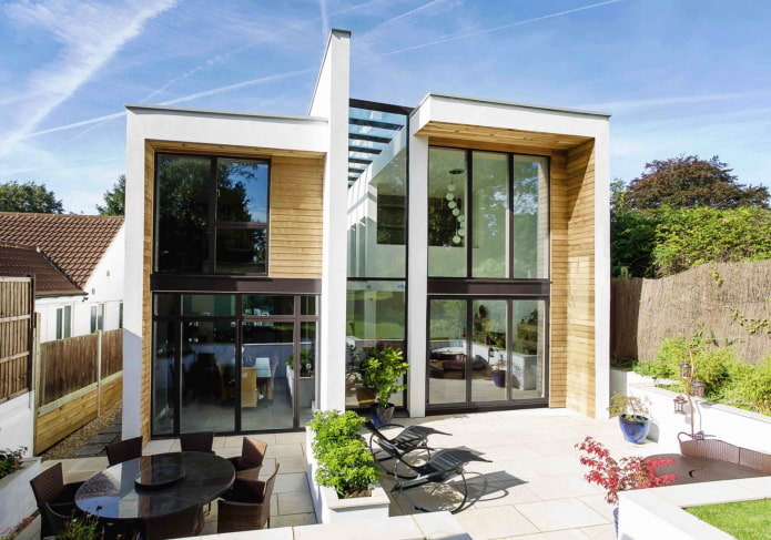 maison à deux étages de style high-tech