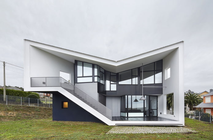maison à deux étages de style high-tech