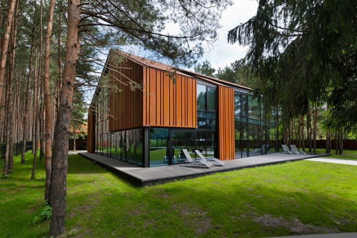 maison de style high-tech en forêt