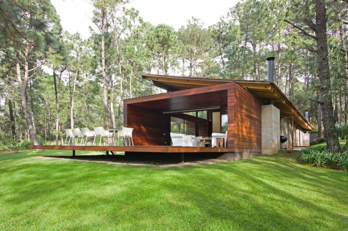 maison de style high-tech en forêt
