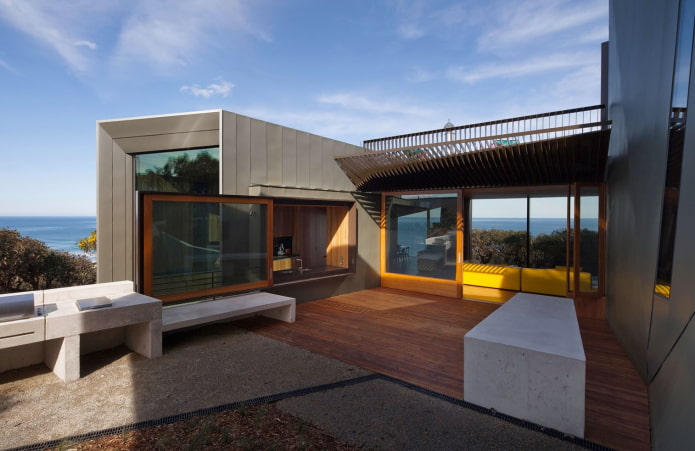 maison de style high-tech en bord de mer