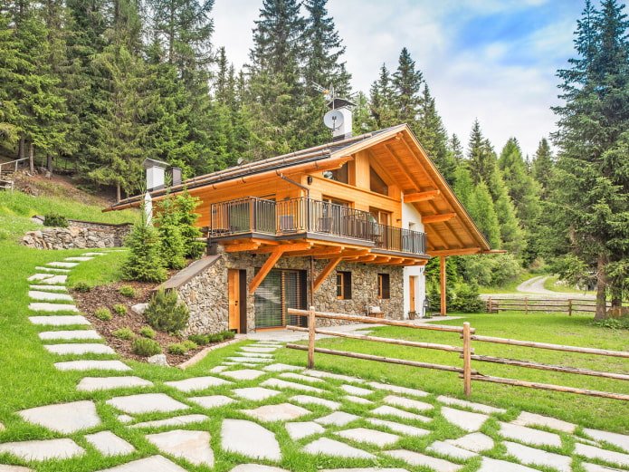 maison de style chalet sur une pente
