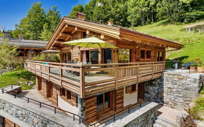 maison avec un grand balcon