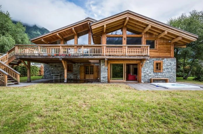 maison à deux étages avec loggia