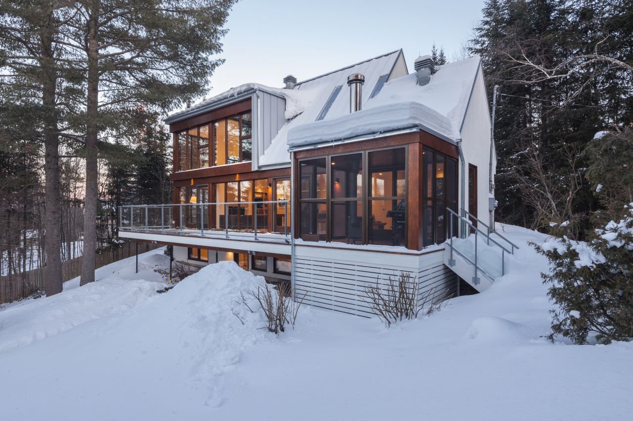 Maison à deux étages avec fenêtres panoramiques