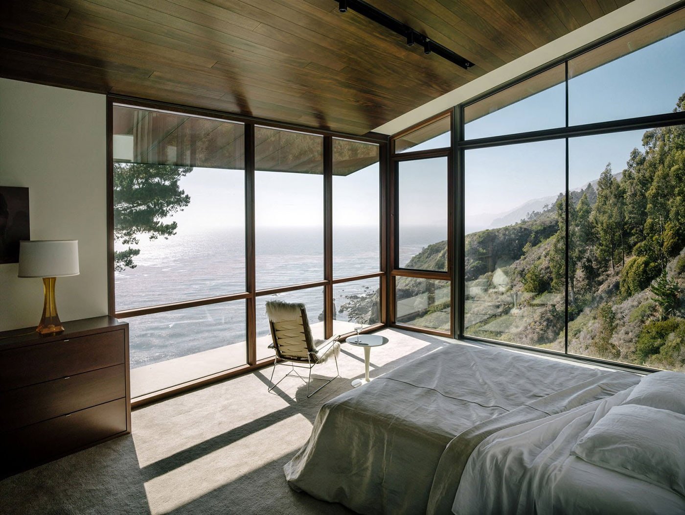 Intérieur de la chambre dans une maison de campagne avec fenêtres panoramiques