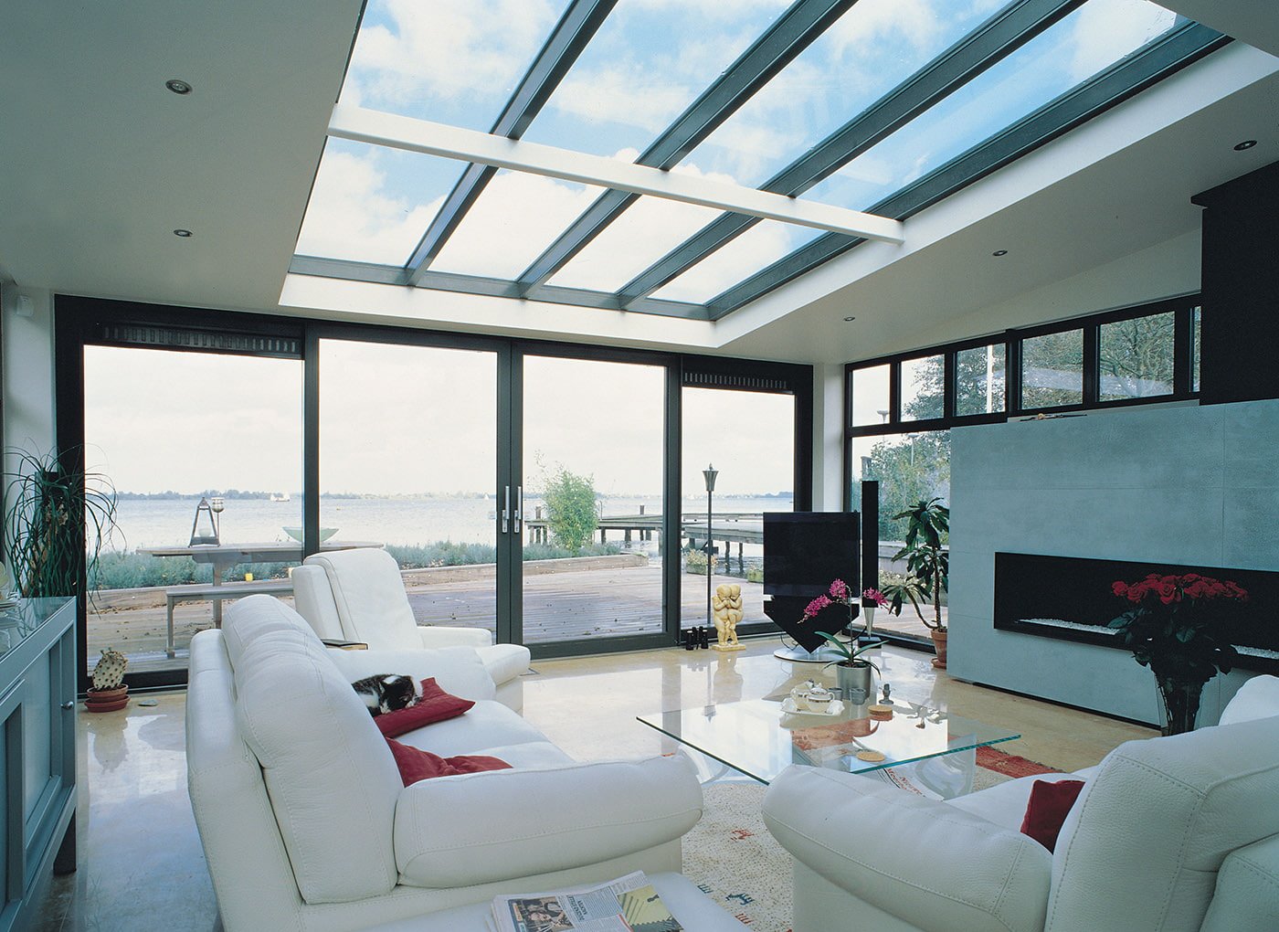 Intérieur du salon d'une maison de campagne avec fenêtres panoramiques
