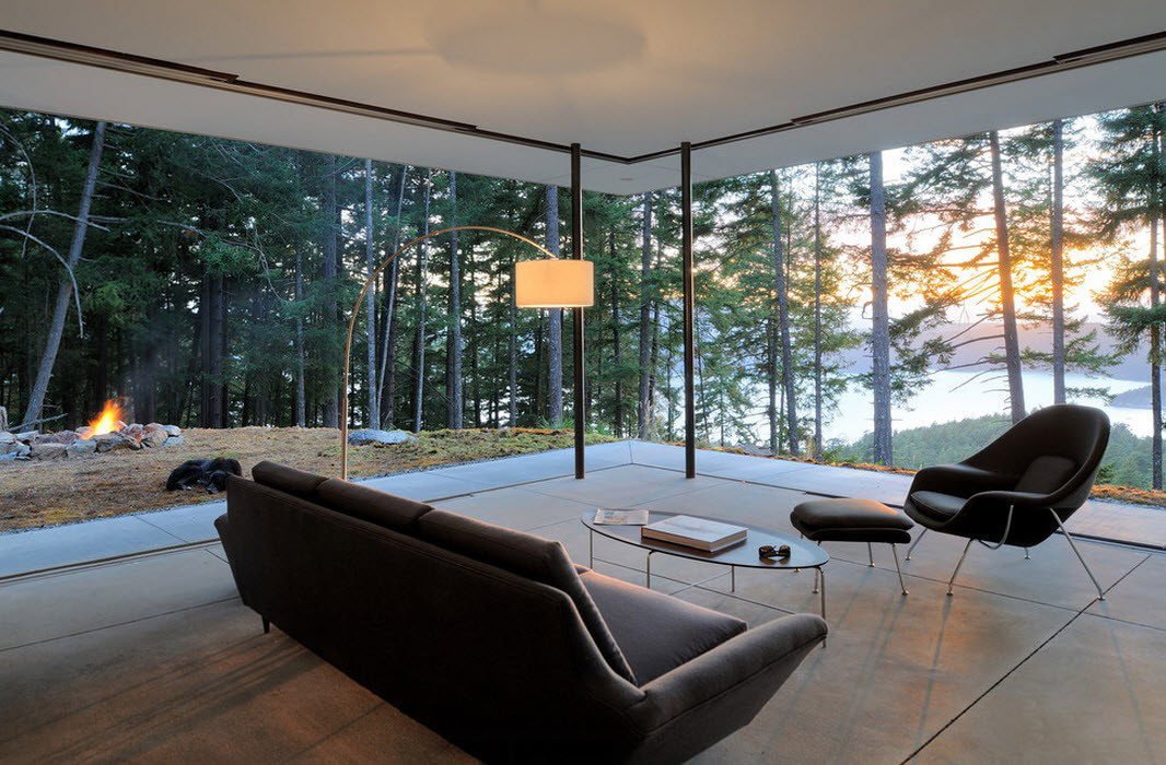 Intérieur d'un salon dans une maison de campagne avec fenêtres panoramiques