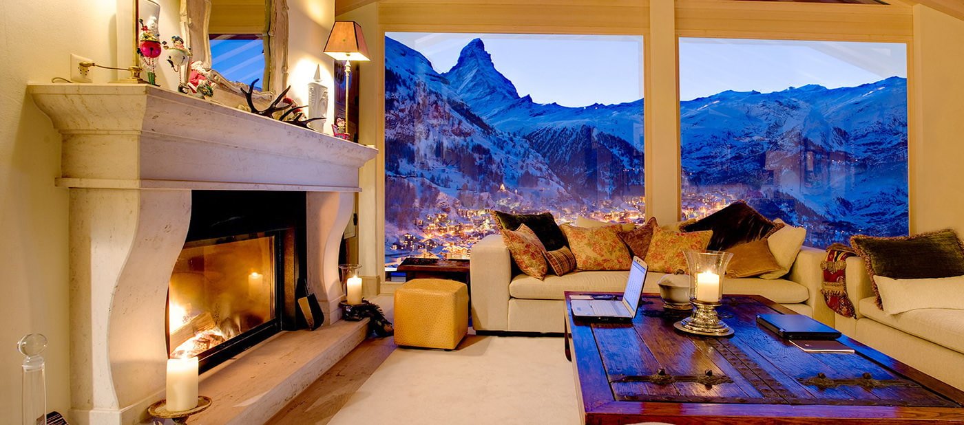 Intérieur du salon d'une maison de campagne avec fenêtres panoramiques