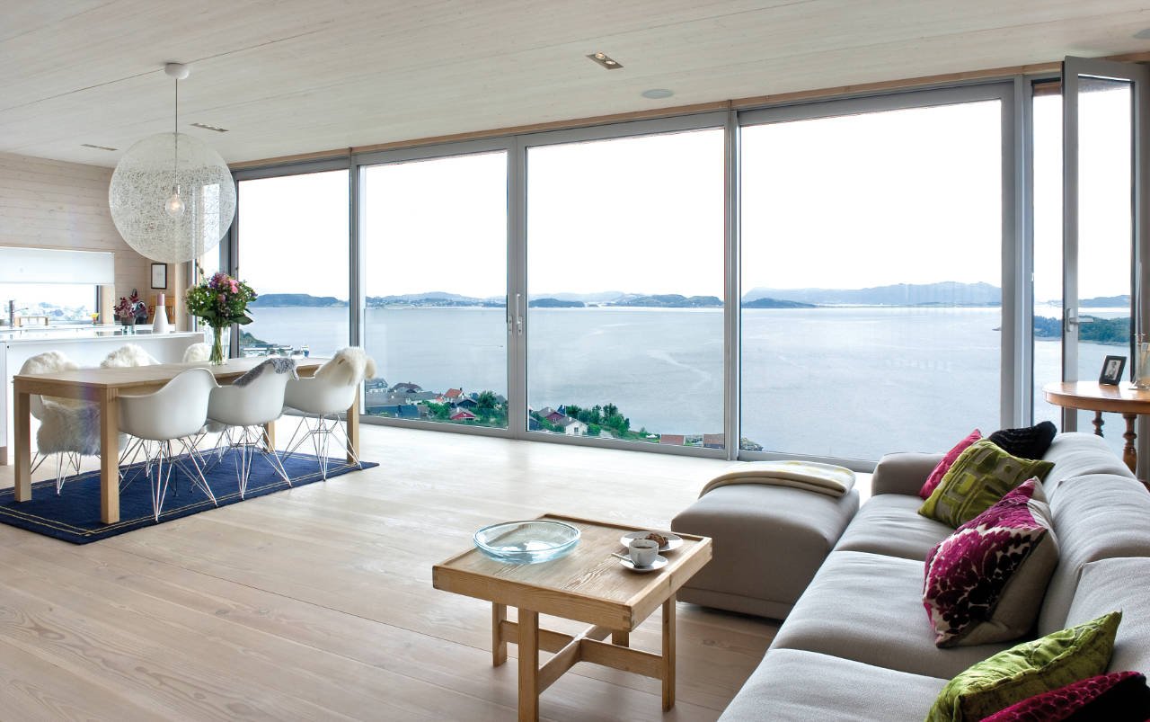 Intérieur d'un salon dans une maison de campagne avec fenêtres panoramiques
