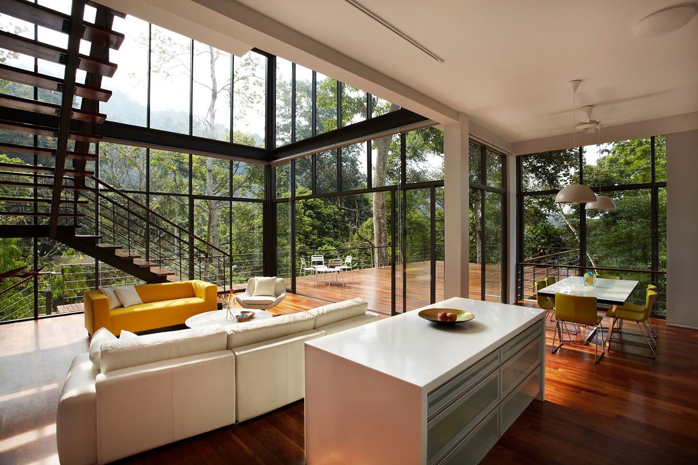 Intérieur du salon dans une maison de campagne avec fenêtres panoramiques