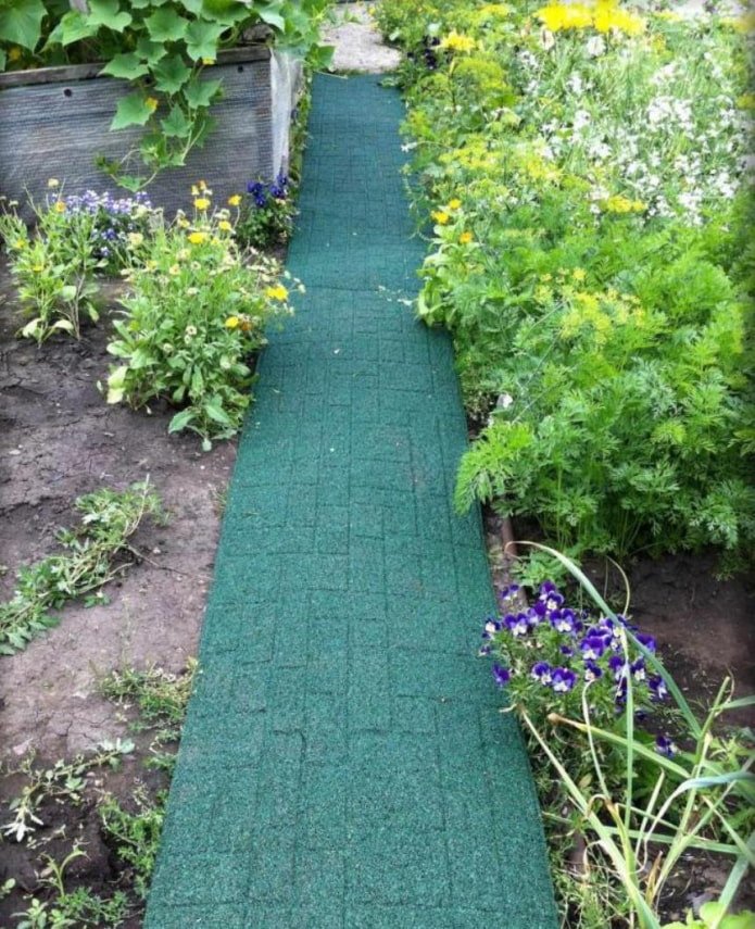 chemin de tapis entre les massifs