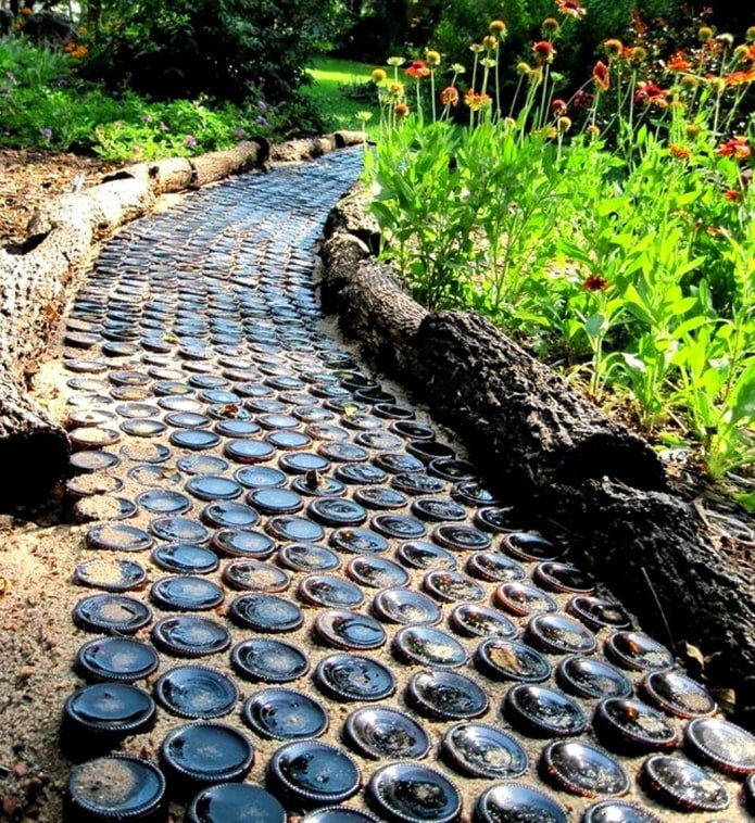 chemin entre des massifs de bouteilles