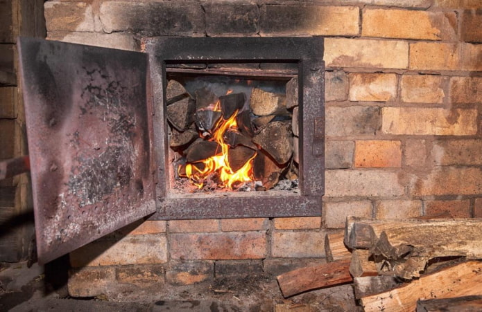 Suie de bois de chauffage de conifères