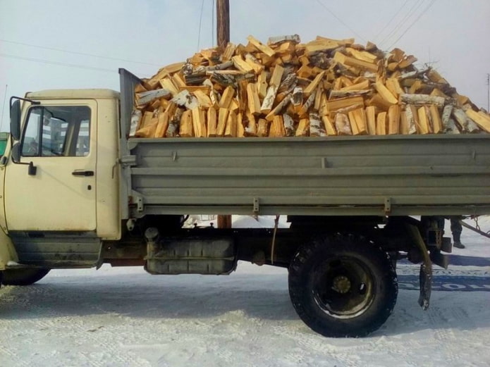 Camion à bois de chauffage