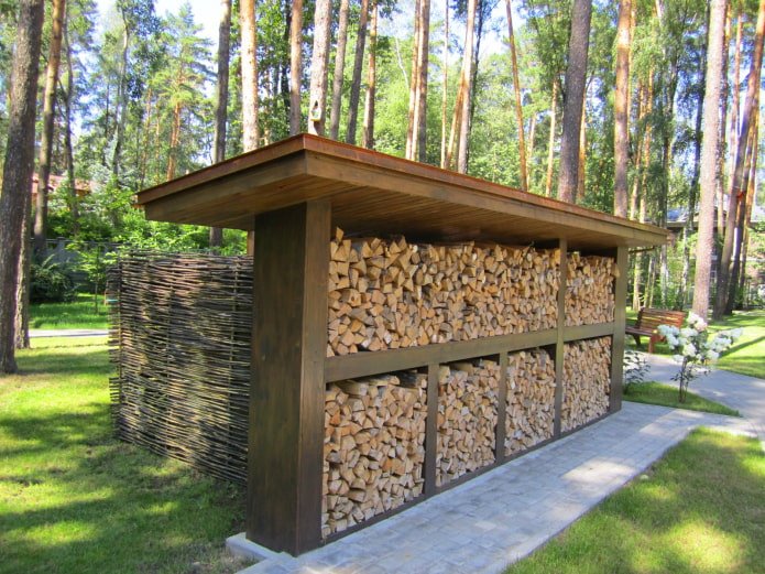 abri à bois avec étagères