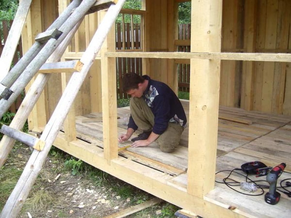 Bûcher en bois pour la datcha