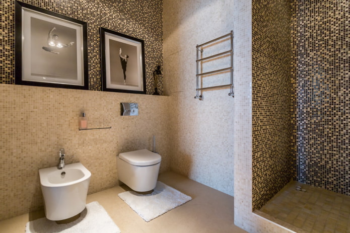 Douche en carrelage marron à l'intérieur