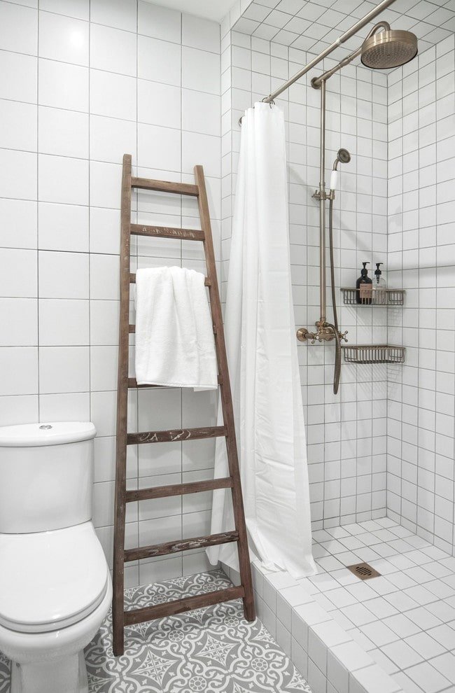 douche en carreaux blancs à l'intérieur