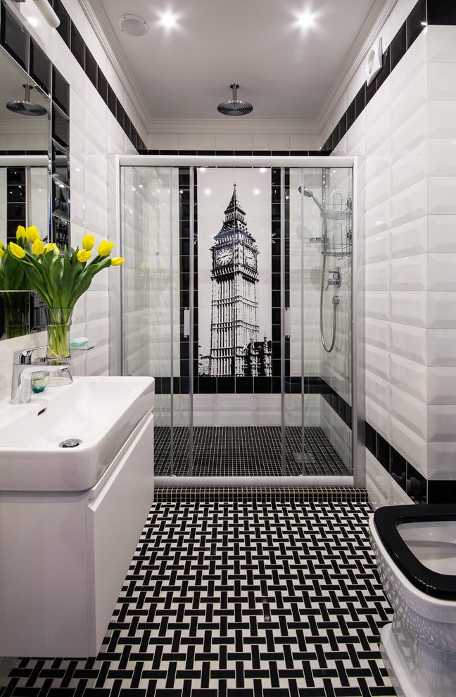 carrelage à motifs dans la douche à l'intérieur