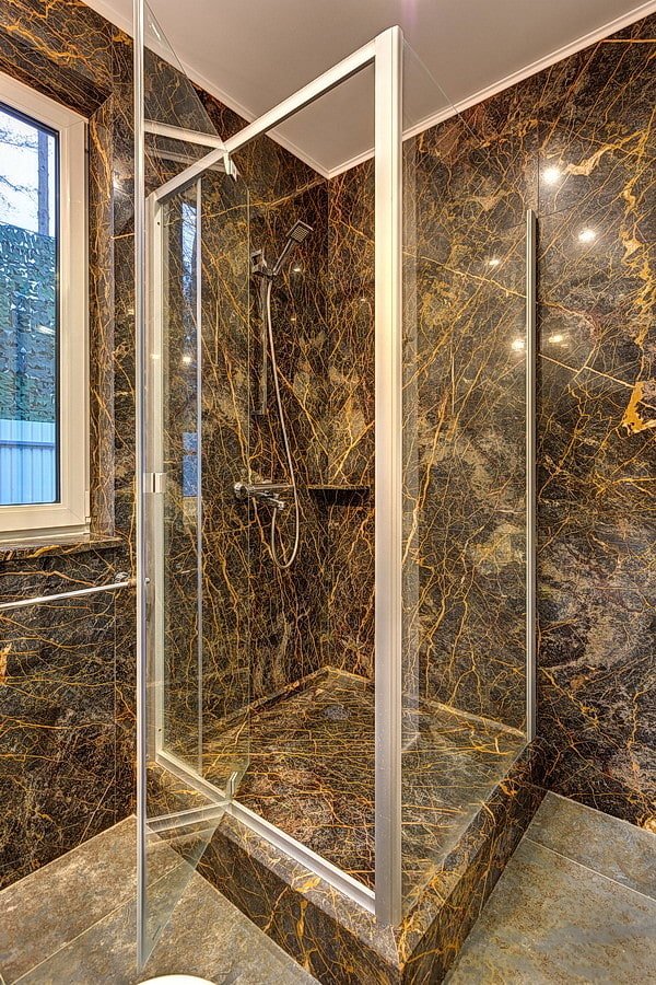 carrelage en pierre dans la douche à l'intérieur