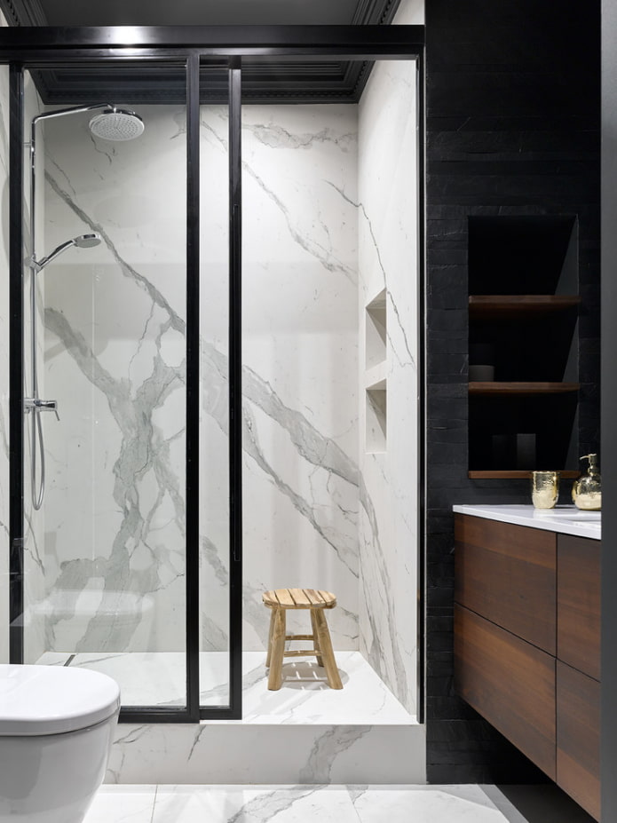 carrelage en pierre dans la douche à l'intérieur