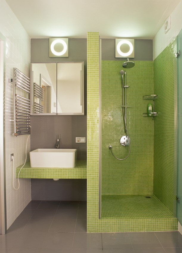 douche en carreaux verts à l'intérieur
