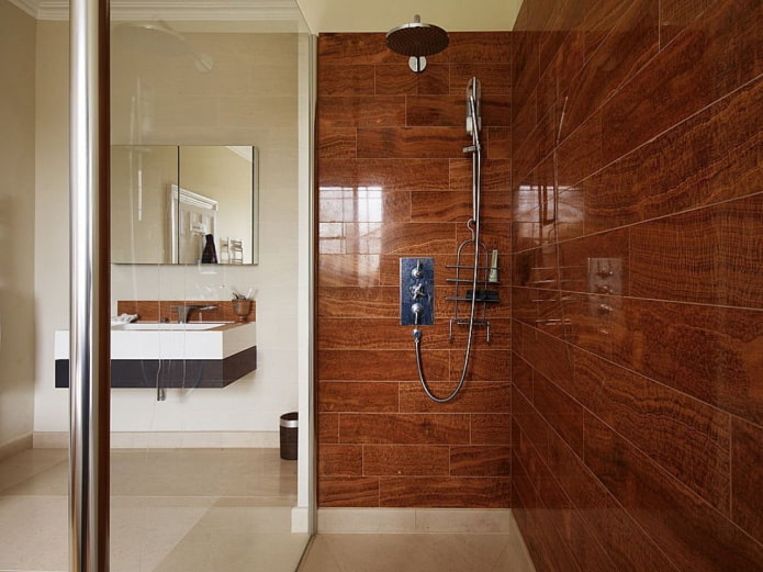 carrelage sous l'arbre dans la douche à l'intérieur
