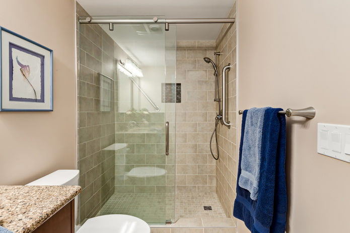 Douche en carrelage beige à l'intérieur