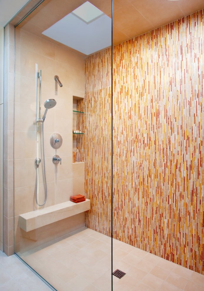 douche en mosaïque et carrelage à l'intérieur