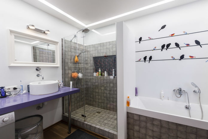 Douche en carrelage gris à l'intérieur
