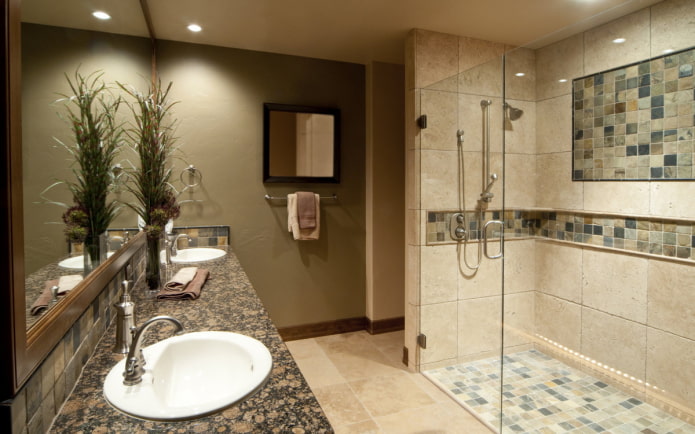 douche en mosaïque et carrelage à l'intérieur
