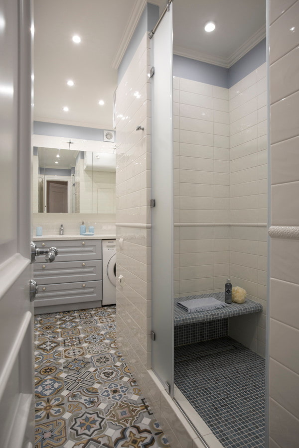 douche avec siège carrelé à l'intérieur