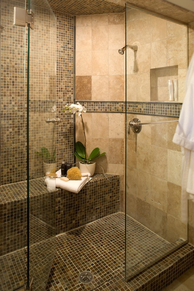 douche avec siège carrelé à l'intérieur