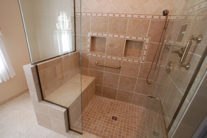 douche avec siège carrelé à l'intérieur
