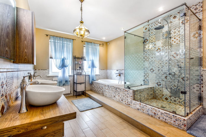 Cabine de douche en carrelage de style provençal