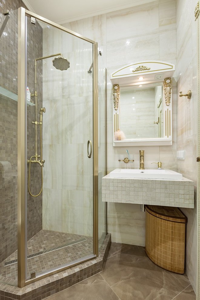 carrelage dans une petite douche à l'intérieur