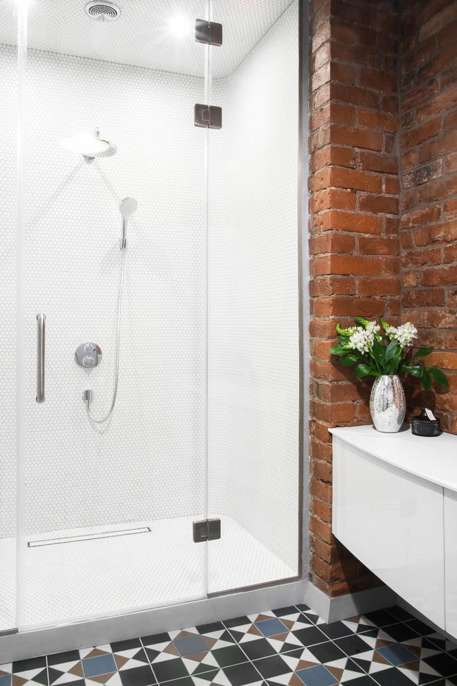 carrelage dans une petite douche à l'intérieur