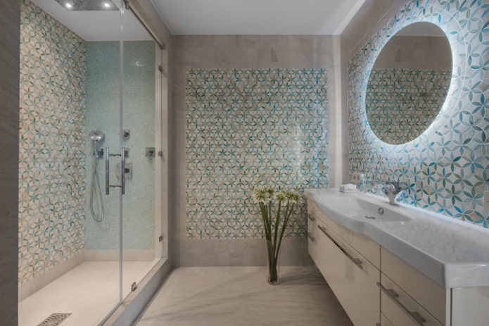 carrelage dans une petite douche à l'intérieur