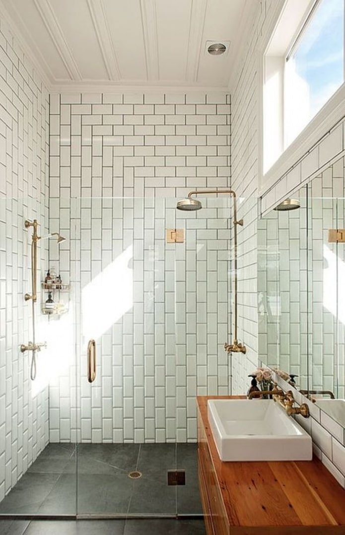 Disposition du carrelage dans la douche à l'intérieur
