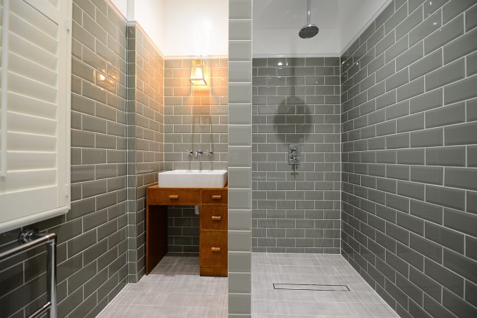 Disposition du carrelage dans la douche à l'intérieur