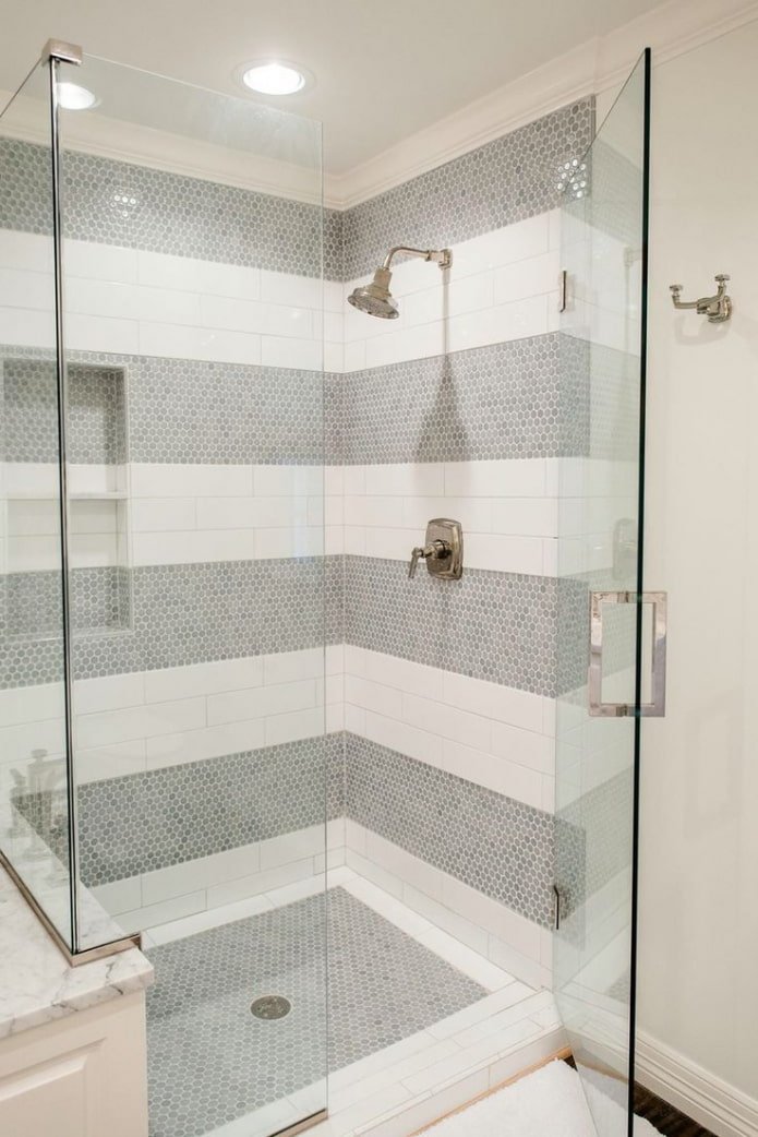 douche en mosaïque et carrelage à l'intérieur