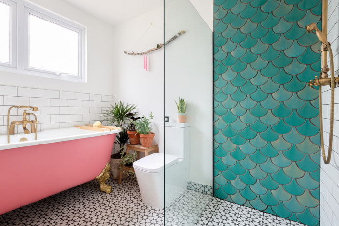 carrelage écailles de poisson dans la douche 