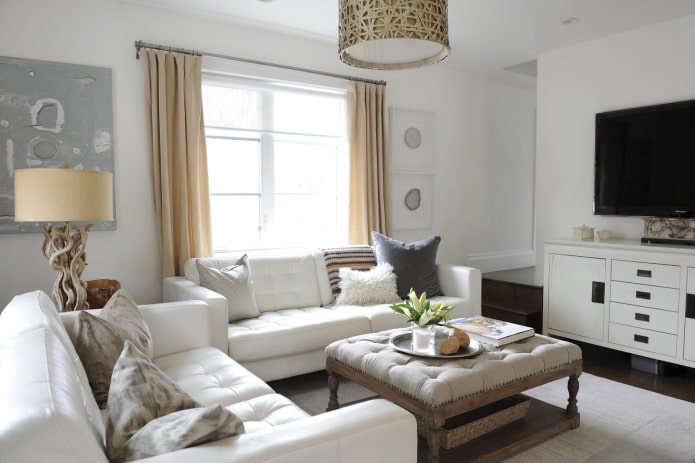 Salon avec murs blancs